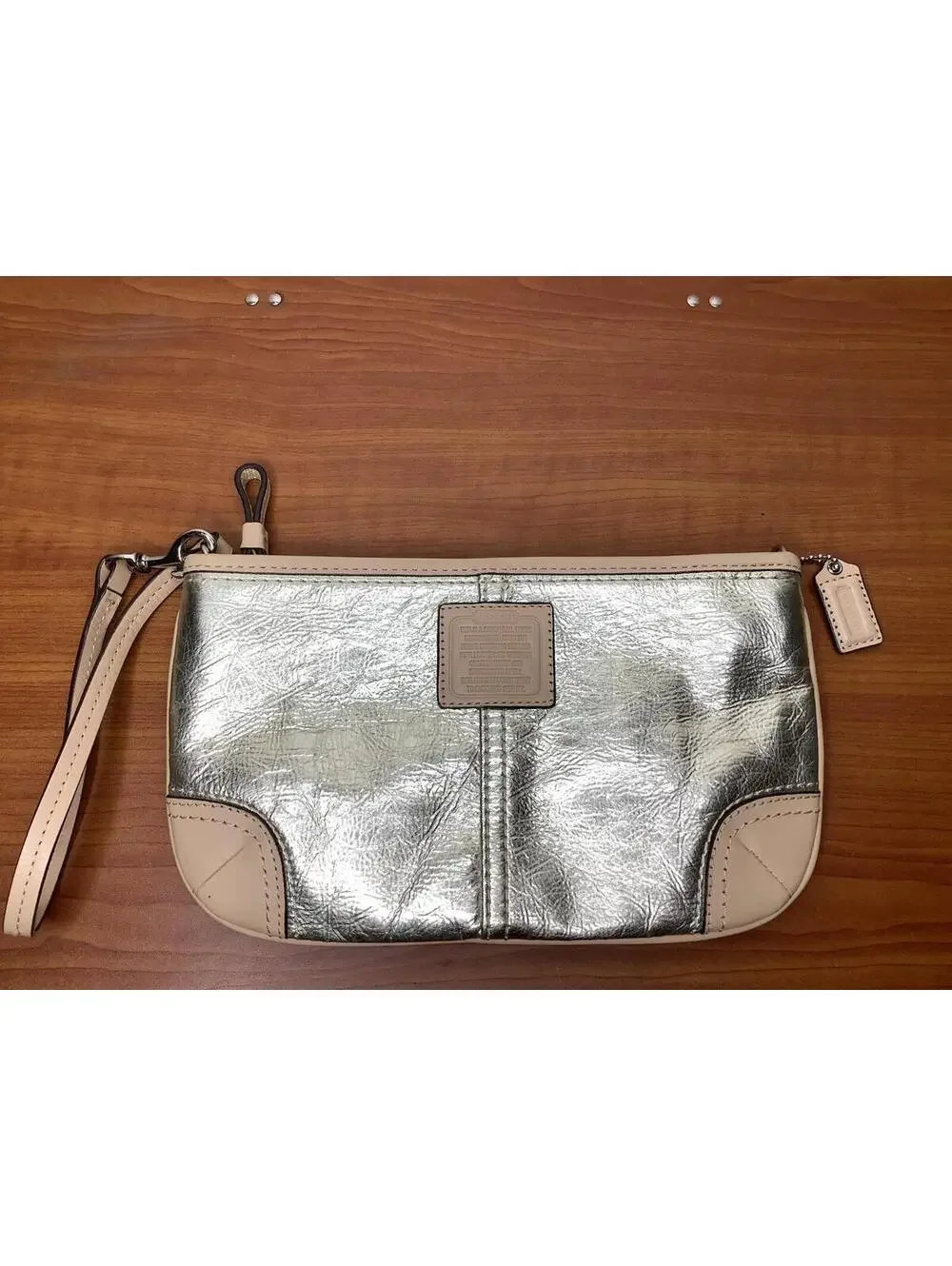 < Coach XL Large Metallic Silver and Cream Beige Leather Wristlet > - Picture 3 of 8